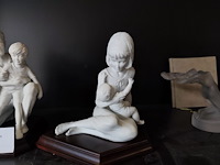 2 porseleinen beeldjes moeder&zoon, vader&zoon met certificaat, beeldje val saint lambert, glazen beeldje vrouw, glazen vaas lalique, glazen zwaan lalique - afbeelding 6 van  18