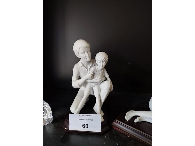 2 porseleinen beeldjes moeder&zoon, vader&zoon met certificaat, beeldje val saint lambert, glazen beeldje vrouw, glazen vaas lalique, glazen zwaan lalique - afbeelding 7 van  18