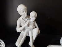 2 porseleinen beeldjes moeder&zoon, vader&zoon met certificaat, beeldje val saint lambert, glazen beeldje vrouw, glazen vaas lalique, glazen zwaan lalique - afbeelding 7 van  18