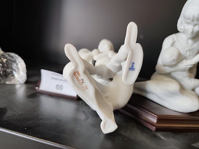 2 porseleinen beeldjes moeder&zoon, vader&zoon met certificaat, beeldje val saint lambert, glazen beeldje vrouw, glazen vaas lalique, glazen zwaan lalique - afbeelding 8 van  18