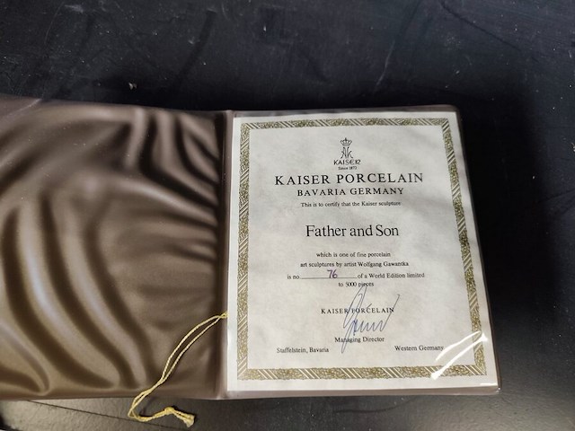 2 porseleinen beeldjes moeder&zoon, vader&zoon met certificaat, beeldje val saint lambert, glazen beeldje vrouw, glazen vaas lalique, glazen zwaan lalique - afbeelding 9 van  18