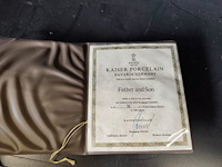 2 porseleinen beeldjes moeder&zoon, vader&zoon met certificaat, beeldje val saint lambert, glazen beeldje vrouw, glazen vaas lalique, glazen zwaan lalique - afbeelding 9 van  18