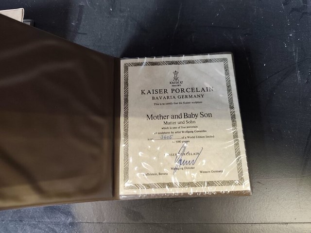 2 porseleinen beeldjes moeder&zoon, vader&zoon met certificaat, beeldje val saint lambert, glazen beeldje vrouw, glazen vaas lalique, glazen zwaan lalique - afbeelding 10 van  18