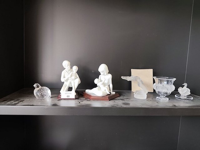 2 porseleinen beeldjes moeder&zoon, vader&zoon met certificaat, beeldje val saint lambert, glazen beeldje vrouw, glazen vaas lalique, glazen zwaan lalique - afbeelding 1 van  18