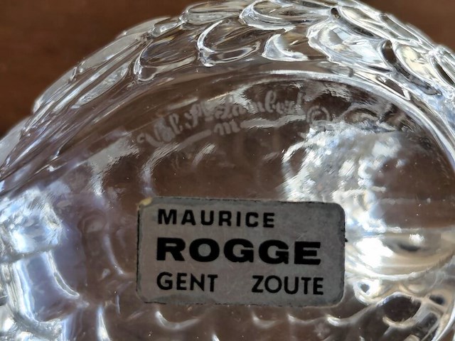 2 porseleinen beeldjes moeder&zoon, vader&zoon met certificaat, beeldje val saint lambert, glazen beeldje vrouw, glazen vaas lalique, glazen zwaan lalique - afbeelding 12 van  18