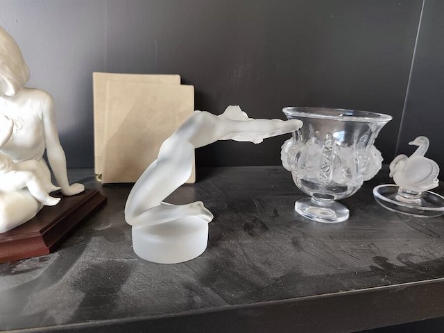 2 porseleinen beeldjes moeder&zoon, vader&zoon met certificaat, beeldje val saint lambert, glazen beeldje vrouw, glazen vaas lalique, glazen zwaan lalique - afbeelding 13 van  18