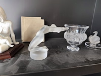 2 porseleinen beeldjes moeder&zoon, vader&zoon met certificaat, beeldje val saint lambert, glazen beeldje vrouw, glazen vaas lalique, glazen zwaan lalique - afbeelding 13 van  18