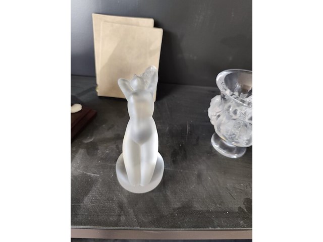 2 porseleinen beeldjes moeder&zoon, vader&zoon met certificaat, beeldje val saint lambert, glazen beeldje vrouw, glazen vaas lalique, glazen zwaan lalique - afbeelding 14 van  18