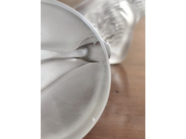 2 porseleinen beeldjes moeder&zoon, vader&zoon met certificaat, beeldje val saint lambert, glazen beeldje vrouw, glazen vaas lalique, glazen zwaan lalique - afbeelding 15 van  18