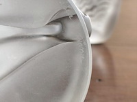 2 porseleinen beeldjes moeder&zoon, vader&zoon met certificaat, beeldje val saint lambert, glazen beeldje vrouw, glazen vaas lalique, glazen zwaan lalique - afbeelding 15 van  18