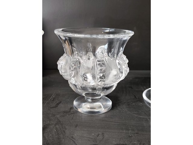 2 porseleinen beeldjes moeder&zoon, vader&zoon met certificaat, beeldje val saint lambert, glazen beeldje vrouw, glazen vaas lalique, glazen zwaan lalique - afbeelding 16 van  18