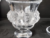 2 porseleinen beeldjes moeder&zoon, vader&zoon met certificaat, beeldje val saint lambert, glazen beeldje vrouw, glazen vaas lalique, glazen zwaan lalique - afbeelding 16 van  18