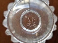 2 porseleinen beeldjes moeder&zoon, vader&zoon met certificaat, beeldje val saint lambert, glazen beeldje vrouw, glazen vaas lalique, glazen zwaan lalique - afbeelding 17 van  18