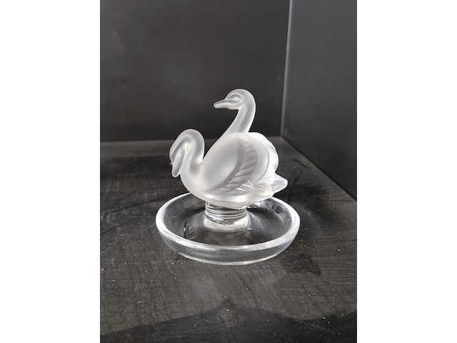 2 porseleinen beeldjes moeder&zoon, vader&zoon met certificaat, beeldje val saint lambert, glazen beeldje vrouw, glazen vaas lalique, glazen zwaan lalique - afbeelding 18 van  18