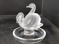 2 porseleinen beeldjes moeder&zoon, vader&zoon met certificaat, beeldje val saint lambert, glazen beeldje vrouw, glazen vaas lalique, glazen zwaan lalique - afbeelding 18 van  18