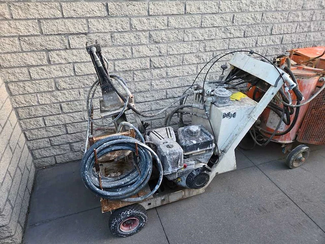 2 professionele wegenbelijningsmachines – wolters & mmc – honda gx270 / vanguard - afbeelding 7 van  14