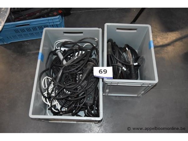 2 pvc bakken inhoudend elektrakabels - afbeelding 1 van  3