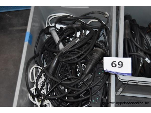 2 pvc bakken inhoudend elektrakabels - afbeelding 2 van  3