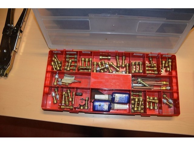 2 pvc gereedschapskisten fayg, 2 pvc vakkendozen met koppelstukken, 2 vulkan lokring krimptangen (b425) - afbeelding 6 van  13