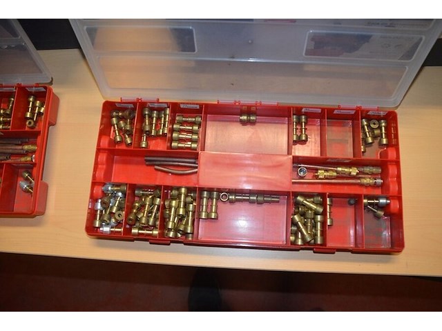 2 pvc gereedschapskisten fayg, 2 pvc vakkendozen met koppelstukken, 2 vulkan lokring krimptangen (b425) - afbeelding 8 van  13
