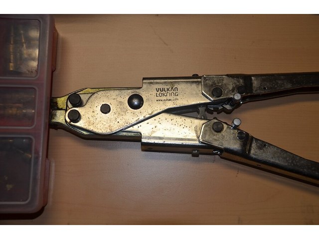 2 pvc gereedschapskisten fayg, 2 pvc vakkendozen met koppelstukken, 2 vulkan lokring krimptangen (b425) - afbeelding 13 van  13