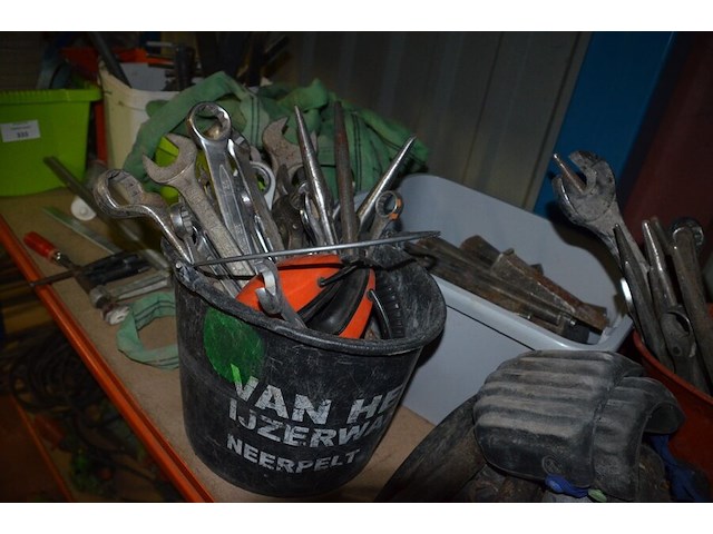 2 pvc kisten met spanriemen, pvc kist met lijmklemmen, pvc kist met siliconen spuiten, 5 pvc ksiten met klein handgerief - afbeelding 2 van  11