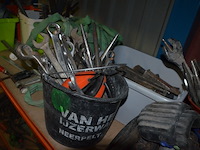 2 pvc kisten met spanriemen, pvc kist met lijmklemmen, pvc kist met siliconen spuiten, 5 pvc ksiten met klein handgerief - afbeelding 2 van  11