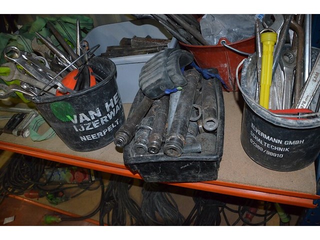 2 pvc kisten met spanriemen, pvc kist met lijmklemmen, pvc kist met siliconen spuiten, 5 pvc ksiten met klein handgerief - afbeelding 3 van  11