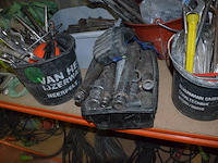 2 pvc kisten met spanriemen, pvc kist met lijmklemmen, pvc kist met siliconen spuiten, 5 pvc ksiten met klein handgerief - afbeelding 3 van  11
