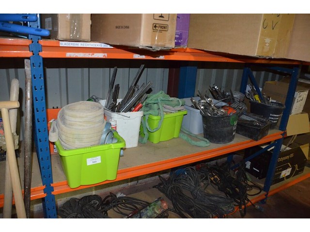 2 pvc kisten met spanriemen, pvc kist met lijmklemmen, pvc kist met siliconen spuiten, 5 pvc ksiten met klein handgerief - afbeelding 1 van  11