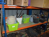 2 pvc kisten met spanriemen, pvc kist met lijmklemmen, pvc kist met siliconen spuiten, 5 pvc ksiten met klein handgerief - afbeelding 1 van  11