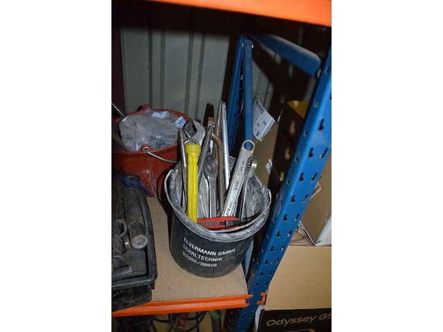 2 pvc kisten met spanriemen, pvc kist met lijmklemmen, pvc kist met siliconen spuiten, 5 pvc ksiten met klein handgerief - afbeelding 4 van  11