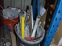 2 pvc kisten met spanriemen, pvc kist met lijmklemmen, pvc kist met siliconen spuiten, 5 pvc ksiten met klein handgerief - afbeelding 4 van  11