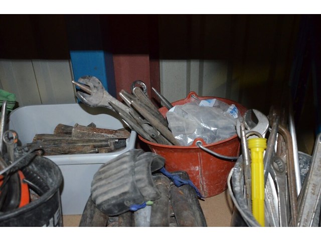 2 pvc kisten met spanriemen, pvc kist met lijmklemmen, pvc kist met siliconen spuiten, 5 pvc ksiten met klein handgerief - afbeelding 5 van  11