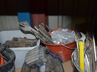 2 pvc kisten met spanriemen, pvc kist met lijmklemmen, pvc kist met siliconen spuiten, 5 pvc ksiten met klein handgerief - afbeelding 5 van  11