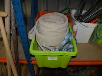 2 pvc kisten met spanriemen, pvc kist met lijmklemmen, pvc kist met siliconen spuiten, 5 pvc ksiten met klein handgerief - afbeelding 6 van  11