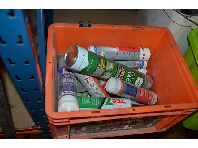 2 pvc kisten met spanriemen, pvc kist met lijmklemmen, pvc kist met siliconen spuiten, 5 pvc ksiten met klein handgerief - afbeelding 7 van  11