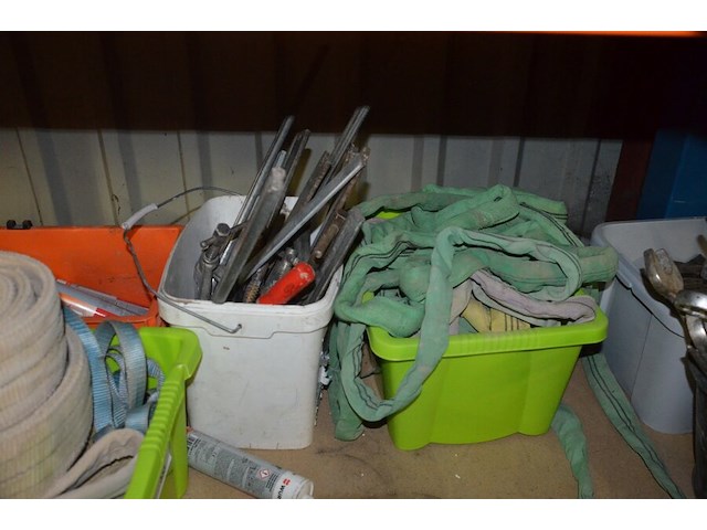 2 pvc kisten met spanriemen, pvc kist met lijmklemmen, pvc kist met siliconen spuiten, 5 pvc ksiten met klein handgerief - afbeelding 8 van  11
