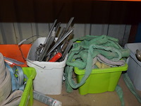 2 pvc kisten met spanriemen, pvc kist met lijmklemmen, pvc kist met siliconen spuiten, 5 pvc ksiten met klein handgerief - afbeelding 8 van  11