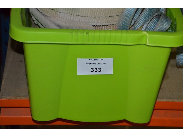 2 pvc kisten met spanriemen, pvc kist met lijmklemmen, pvc kist met siliconen spuiten, 5 pvc ksiten met klein handgerief - afbeelding 9 van  11