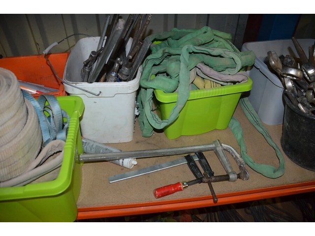 2 pvc kisten met spanriemen, pvc kist met lijmklemmen, pvc kist met siliconen spuiten, 5 pvc ksiten met klein handgerief - afbeelding 10 van  11