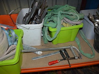 2 pvc kisten met spanriemen, pvc kist met lijmklemmen, pvc kist met siliconen spuiten, 5 pvc ksiten met klein handgerief - afbeelding 10 van  11