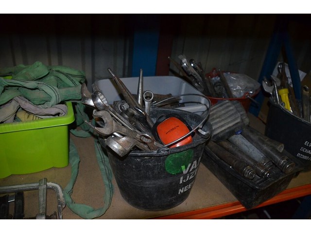 2 pvc kisten met spanriemen, pvc kist met lijmklemmen, pvc kist met siliconen spuiten, 5 pvc ksiten met klein handgerief - afbeelding 11 van  11