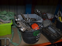 2 pvc kisten met spanriemen, pvc kist met lijmklemmen, pvc kist met siliconen spuiten, 5 pvc ksiten met klein handgerief - afbeelding 11 van  11