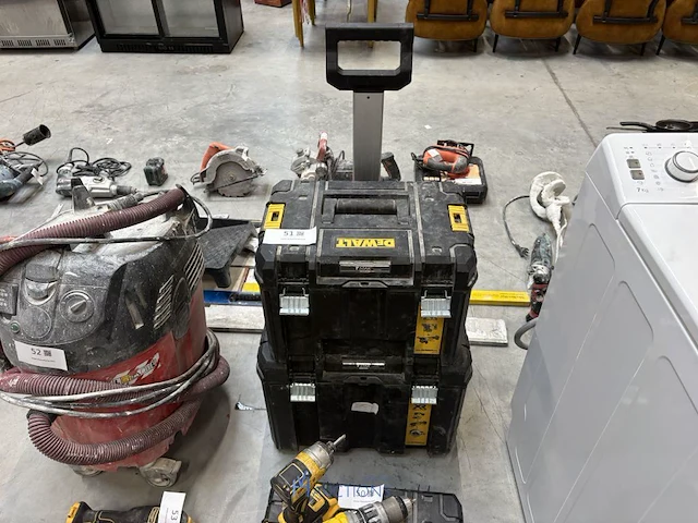 2 pvc opbergkoffer inhoudende enig handgereedschap en bevestigingsmateriaal op karretje - afbeelding 1 van  5