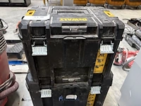2 pvc opbergkoffer inhoudende enig handgereedschap en bevestigingsmateriaal op karretje - afbeelding 2 van  5
