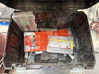 2 pvc opbergkoffer inhoudende enig handgereedschap en bevestigingsmateriaal op karretje - afbeelding 3 van  5