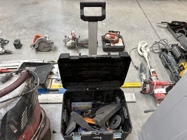 2 pvc opbergkoffer inhoudende enig handgereedschap en bevestigingsmateriaal op karretje - afbeelding 4 van  5