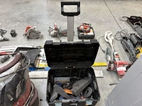2 pvc opbergkoffer inhoudende enig handgereedschap en bevestigingsmateriaal op karretje - afbeelding 4 van  5
