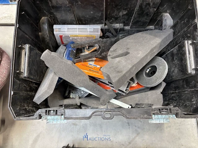 2 pvc opbergkoffer inhoudende enig handgereedschap en bevestigingsmateriaal op karretje - afbeelding 5 van  5